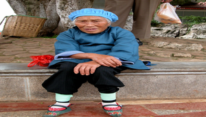 雲南鄉下裏小腳老婦人縮圖