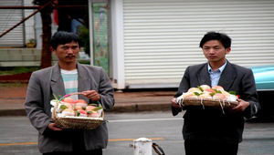 雲南昆明街上賣水蜜桃的小販縮圖