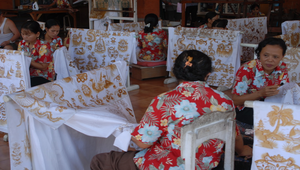 做蠟染的峇里島婦人縮圖