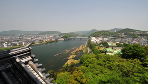 站在日本犬山城天守閣見望犬山市區縮圖