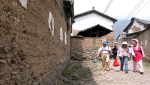 走在雲南古老的鄉村巷道縮圖