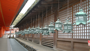 日本神社內的獻燈縮圖