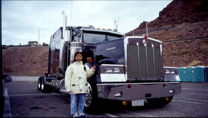 光亮如新的美國卡車車頭縮圖