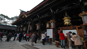 在日本京都的北野天滿宮前祈福的日本民眾縮圖