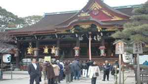 在日本京都的北野天滿宮排隊祈求金榜題名的考生和家長縮圖