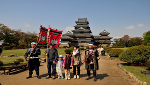 日本松本城堡著傳統戰士服飾的義工免費與觀光客留影縮圖