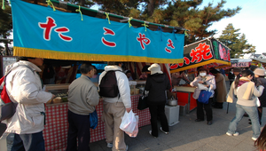 日本神社前的章魚燒攤位縮圖