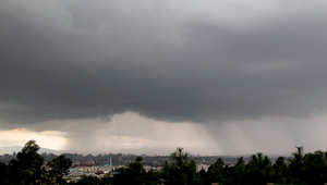 暴風雨下的昆明市縮圖