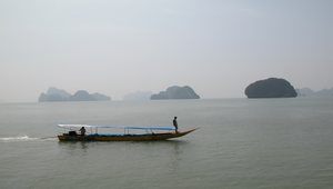 航行在泰國攀牙灣的漁船縮圖