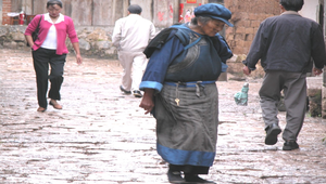 走在雲南麗江街道上的納西族老人和時髦的年輕人縮圖