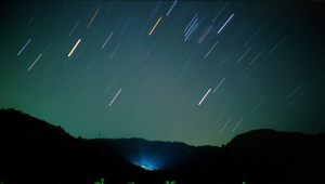 夜晚的獵戶座星軌縮圖