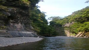 知本溪上游水晶峽谷