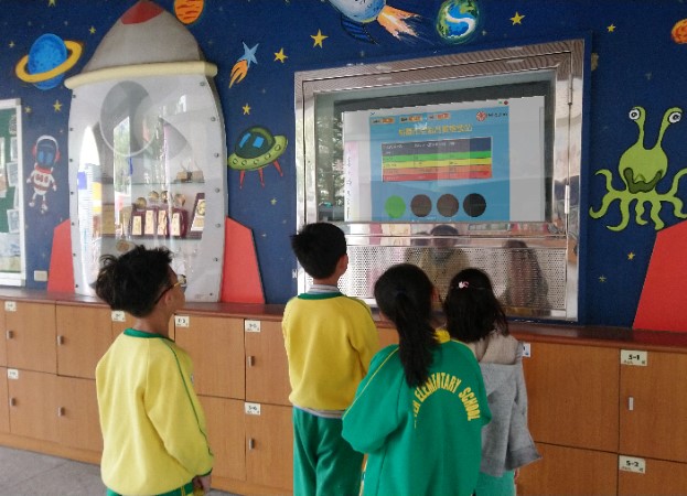 於川堂展示學生製作的即時的空污監測系統